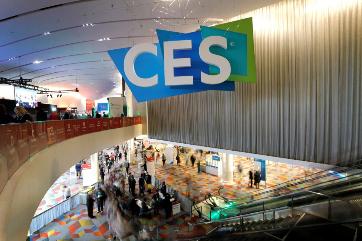 Attendees head into the Sands Expo and Convention Center during the 2020 CES in Las Vegas, Nev., on Jan 7, 2020. (Steve Marcus/Reuters)