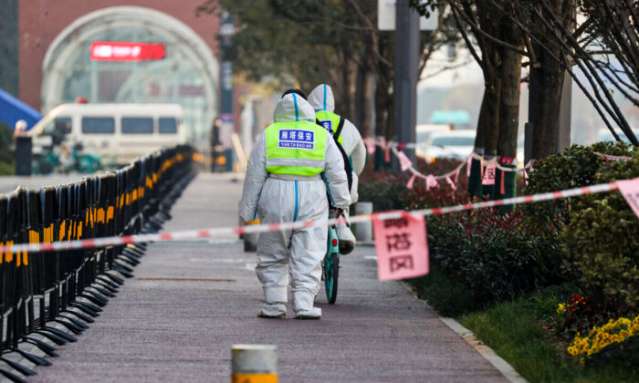 Security guards are walking in an area that is under restrictions following a recent coronavirus outbreak in Xi'an city, Shaanxi province, China, on Dec. 22, 2021. (STR/AFP via Getty Images)