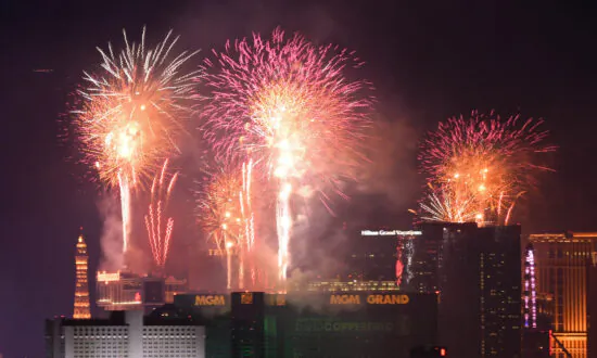 Officials: Vegas Fireworks Show Will Go On, 300,000 Visitors Expected