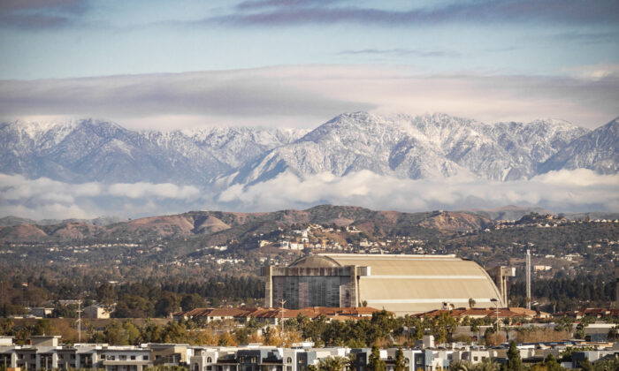 A blanket of snow covers mountains outside Orange County, Calif., on Dec. 29, 2021. (John Fredricks/The Epoch Times)