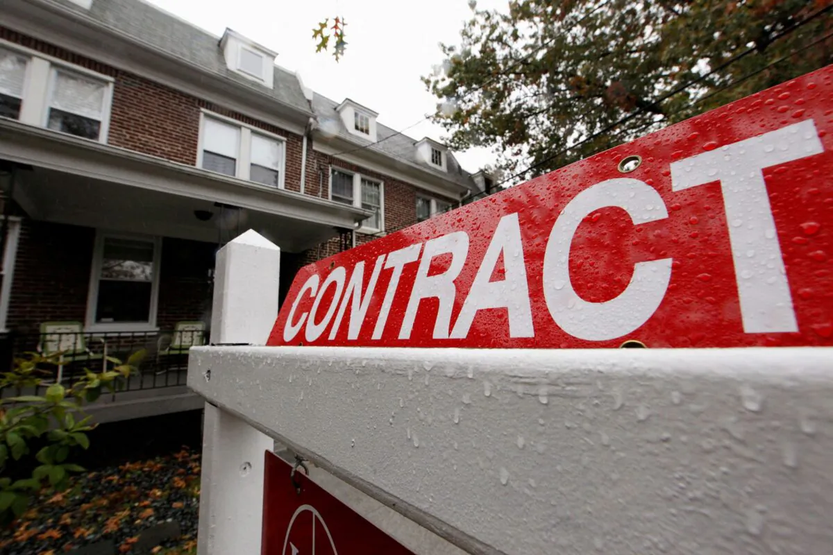 A home with a sign indicating that it is under contract to be sold is seen in a neighborhood of downtown Washington, on Oct. 27, 2009. (Jim Bourg/Reuters)
