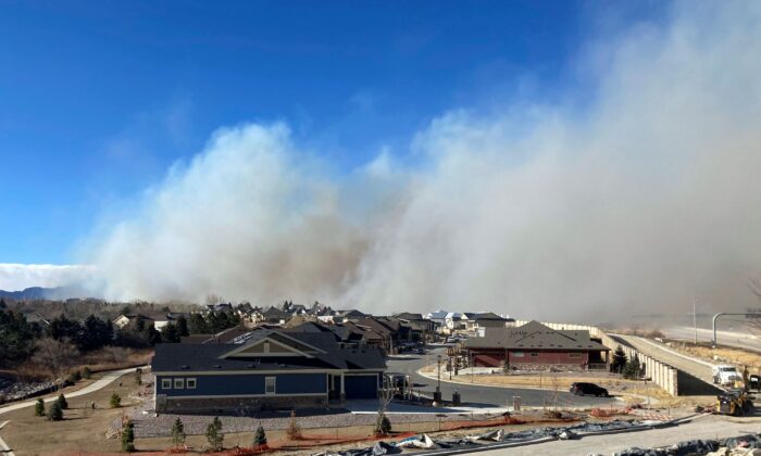 Smoke from a wildfire rises in the background in Superior, Colo on Dec. 30, 2021. (David Zelio/AP Photo)