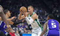 Chimezie Metu Hits 3 at Buzzer, Kings Beat Mavs 95–94
