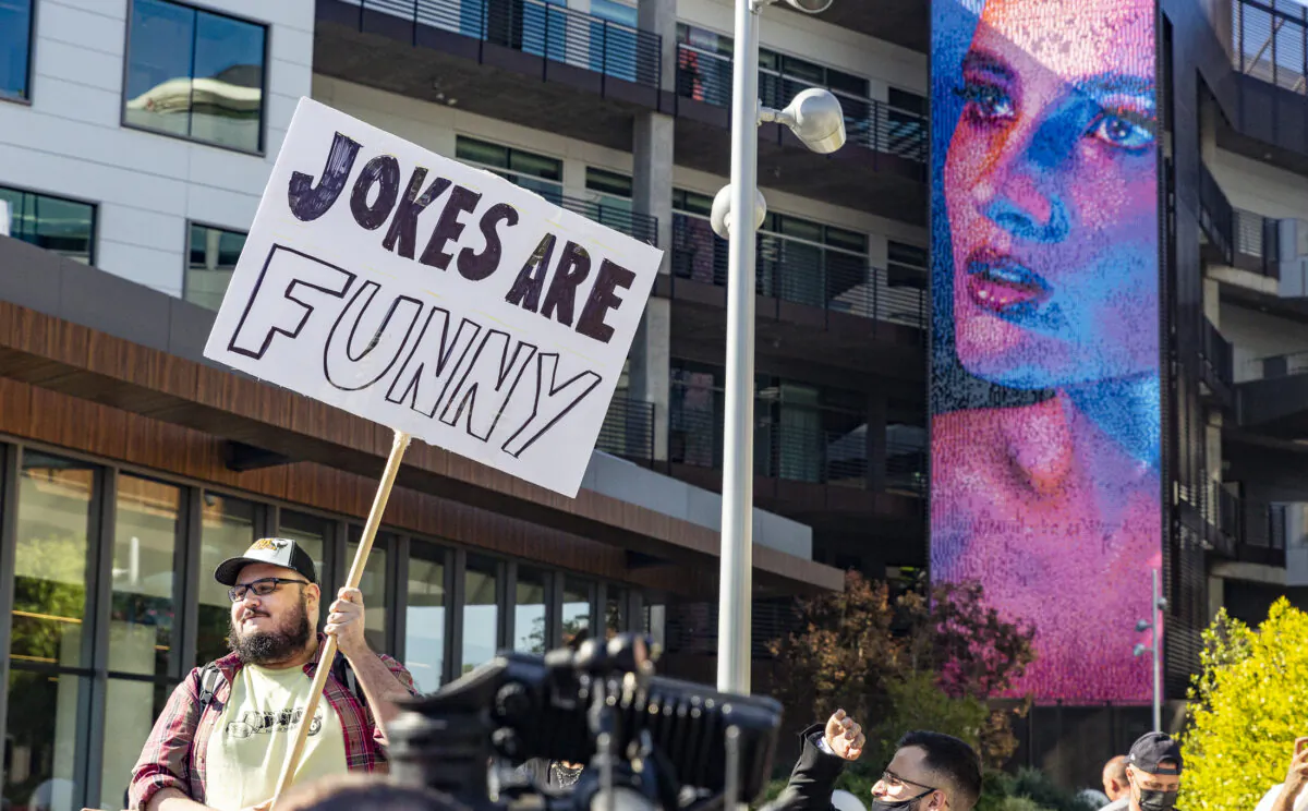 A man holds a sign in support of a popular Dave Chappelle comedy special airing on Netflix in front of Netflix's Vine Street offices in Los Angeles, Calif., on Oct. 20, 2021. (John Fredricks/The Epoch Times)