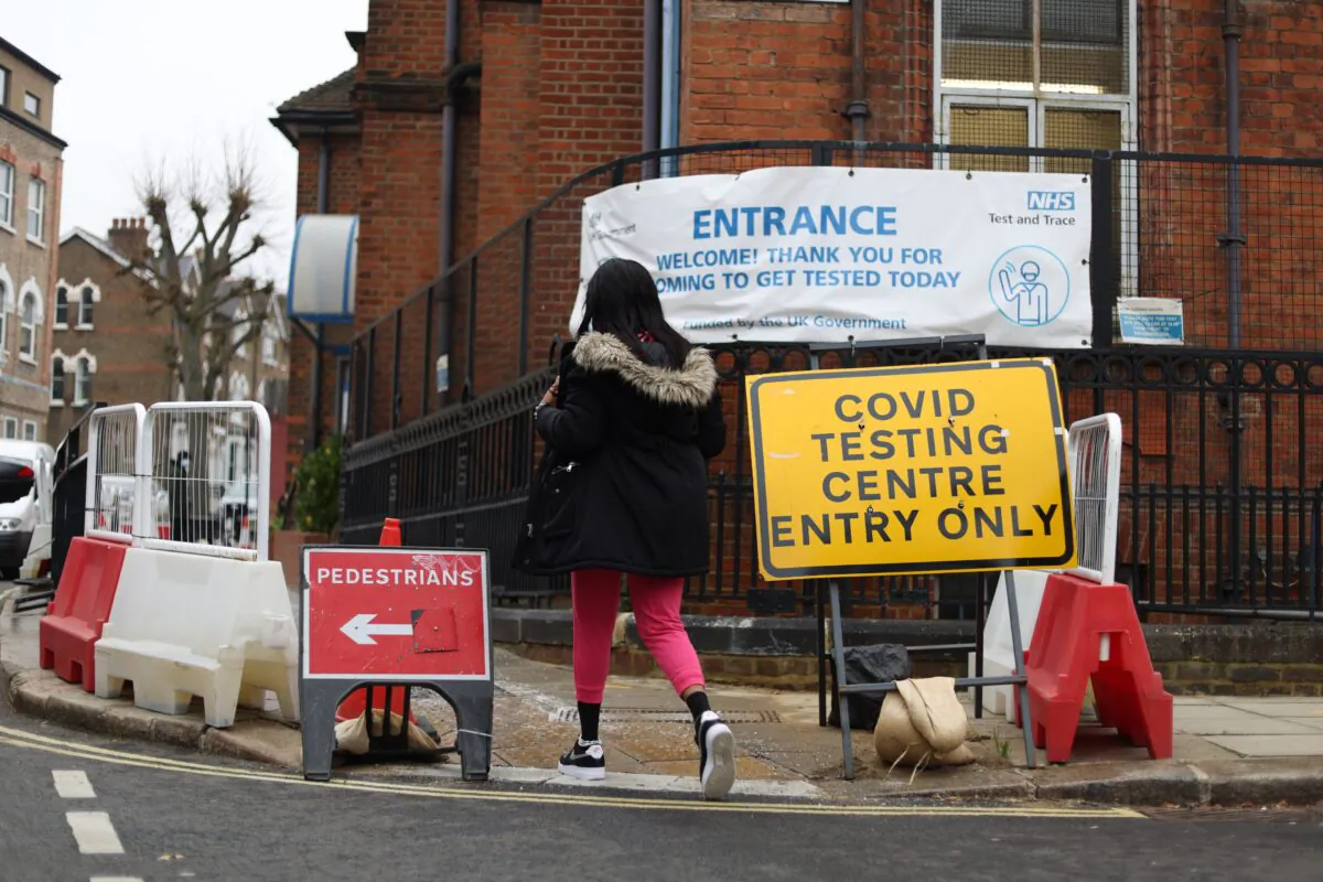 A pedestrian enters a COVID-19 testing centre in London on Dec. 23, 2021. (Hollie Adams/Getty Images)