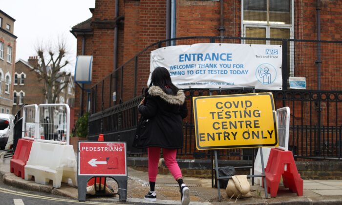 A pedestrian enters a COVID-19 testing centre in London on Dec. 23, 2021. (Hollie Adams/Getty Images)