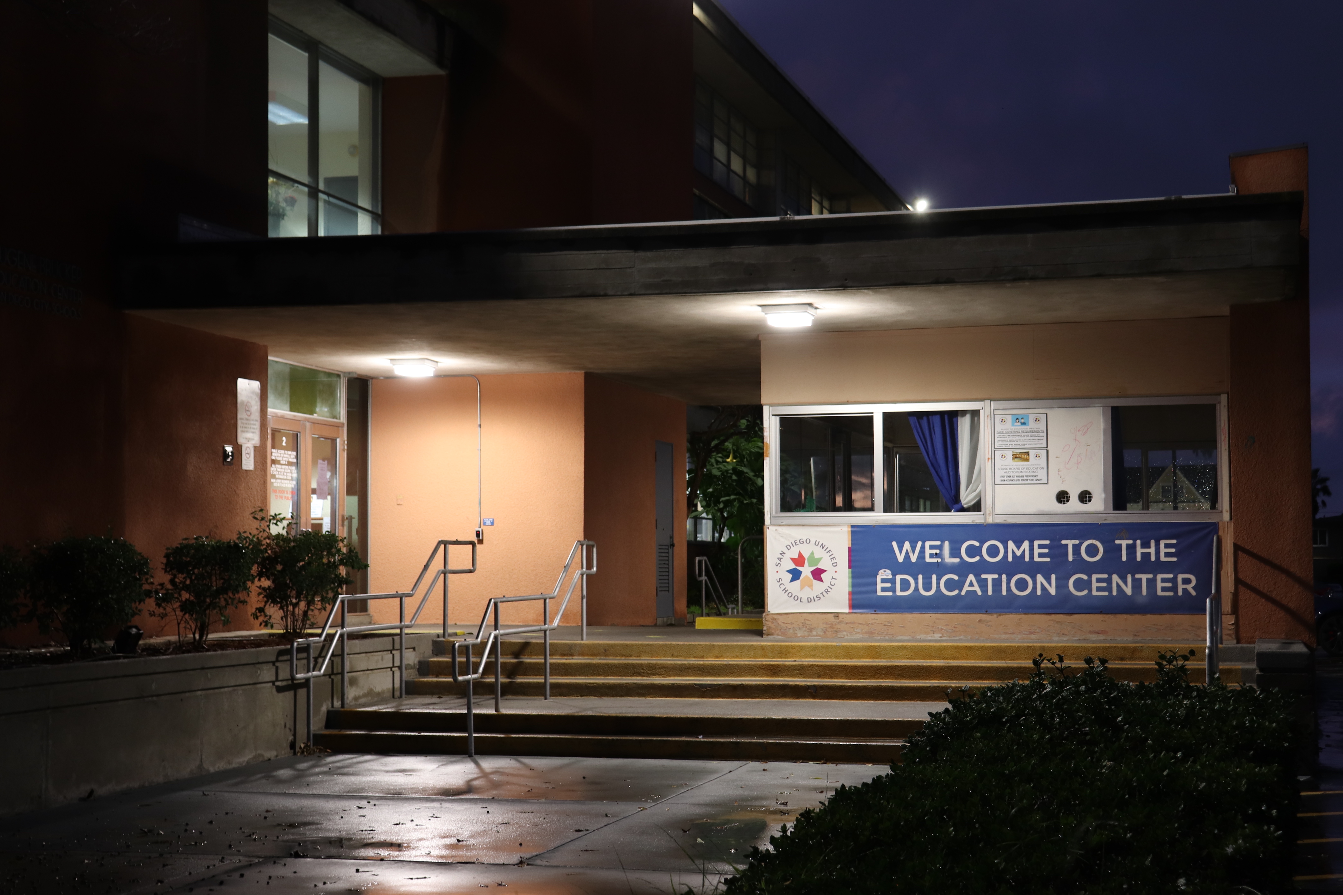 Judge Blocks Vaccine Mandate in San Diego Schools - Vimarsana News