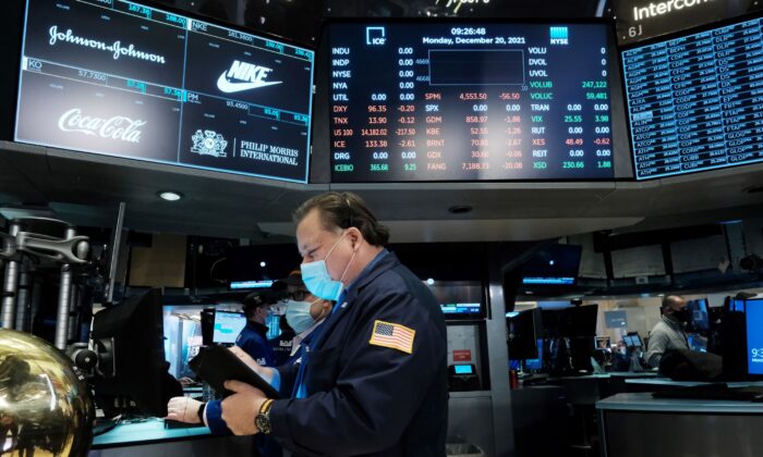 A trader works on the floor of the New York Stock Exchange (NYSE)  in New York City, on Dec. 20, 2021. (Spencer Platt/Getty Images)