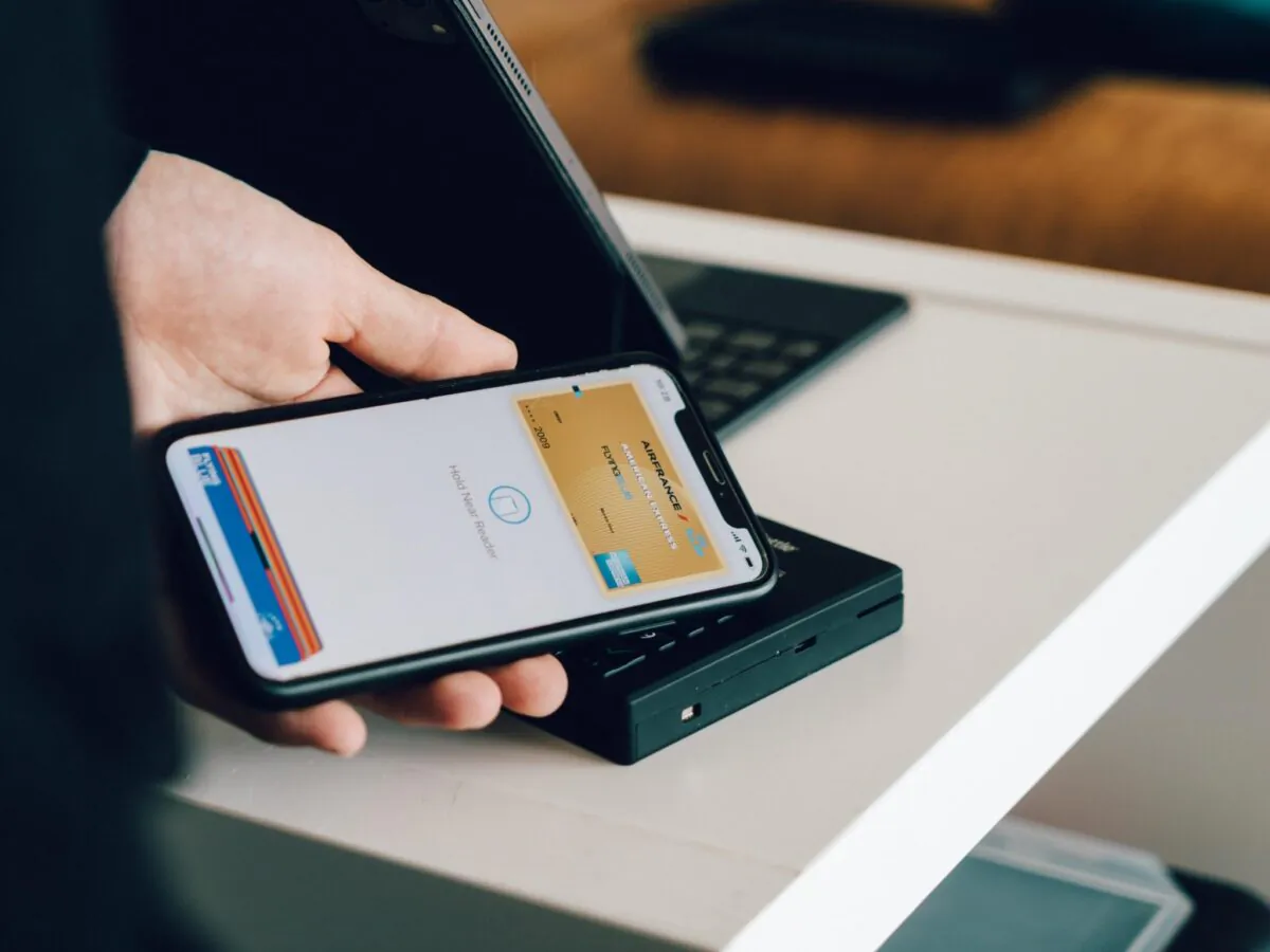 Cell phone wallet is more and more popular.(Unsplash)