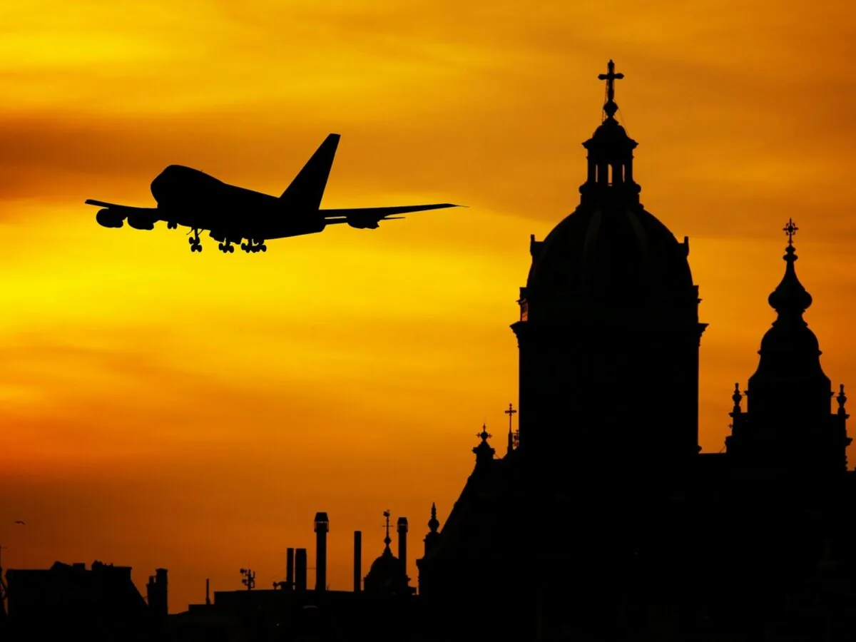 A stock photo of an airplane taking off. (Mohamed Hassan/Pixabay)