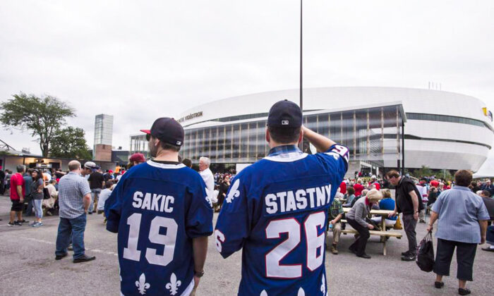 Quebec Nordiques fans wait outside the Videotron Centre in Quebec City ahead of a game between the Quebec Remparts and the Rimouski Oceanics of the QJMHL on Sept. 12, 2015.   (The Canadian Press/Jacques Boissinot)
