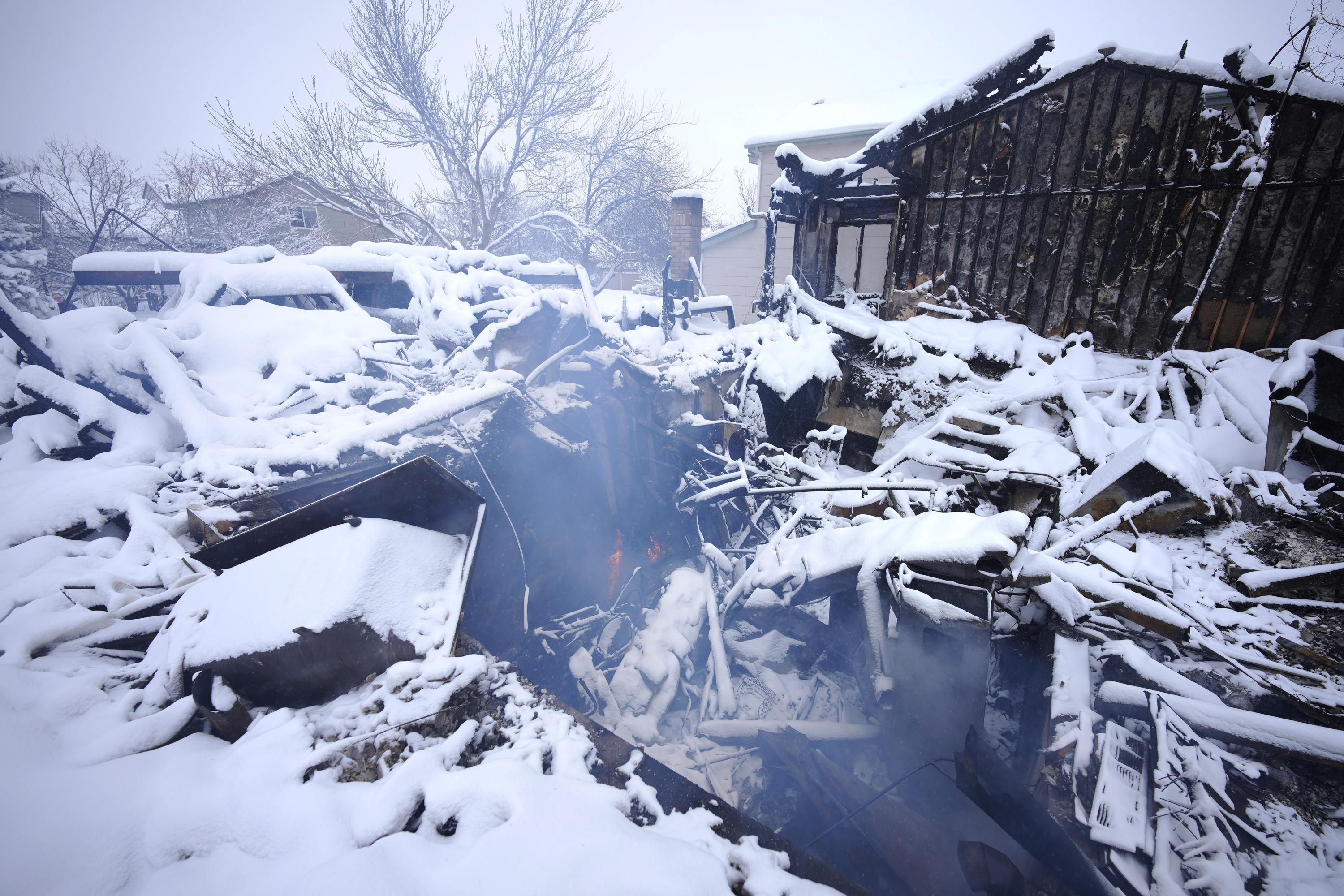 Officials: Nearly 1,000 Structures Destroyed in Colorado Fire - Vimarsana News