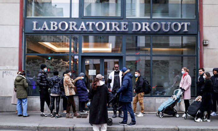 People queue for COVID-19 tests ahead of Christmas, in Paris, on Dec. 23, 2021. (Christian Hartmann/Reuters)