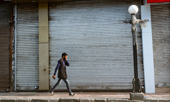 People commute in the city of Srinagar, in Kashmir, India, on Sept. 17, 2018. (John Fredricks/The Epoch Times)