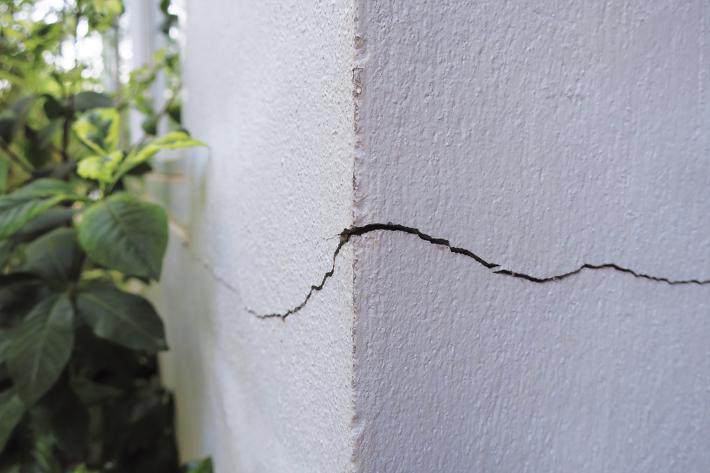Cracked,Concrete,Building,Wall,At,The,Outside,Corner,That,Effected