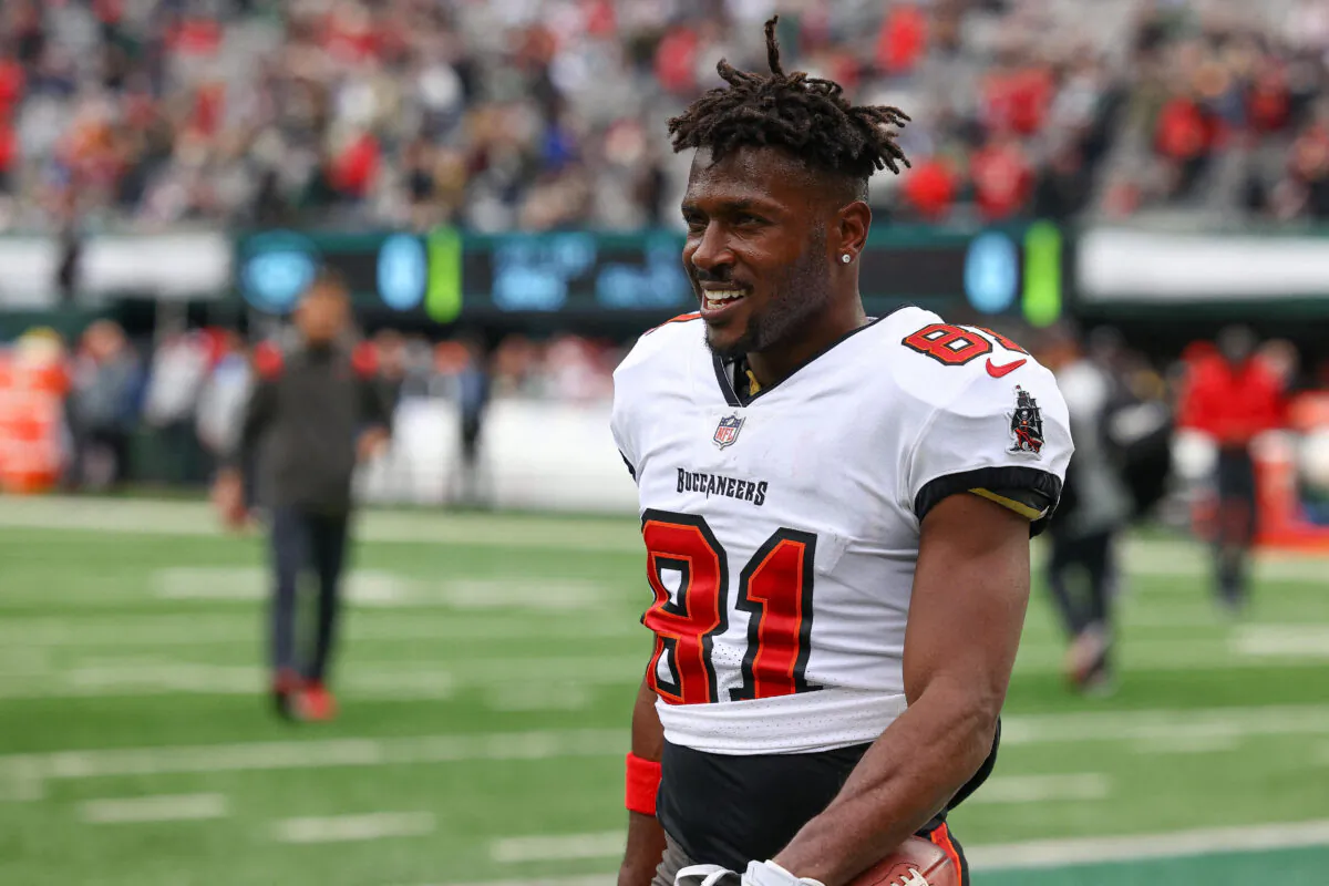 Tampa Bay Buccaneers wide receiver Antonio Brown (81) on the field, before an NFL game against the New York Jets at MetLife Stadium, in East Rutherford, N.J., on Jan 2, 2022. (Vincent Carchietta/USA TODAY Sports via Reuters)