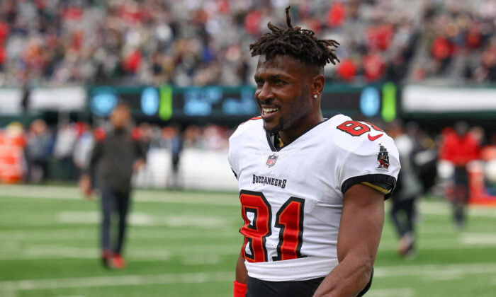 Tampa Bay Buccaneers wide receiver Antonio Brown (81) on the field, before an NFL game against the New York Jets at MetLife Stadium, in East Rutherford, N.J., on Jan 2, 2022. (Vincent Carchietta/USA TODAY Sports via Reuters)