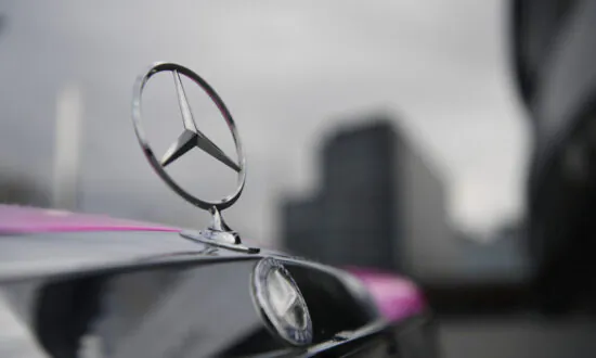 Daimler Truck Head Sees Signs of Chip Crisis Recovery