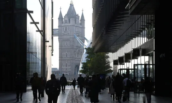 UK Government Seeks to Mitigate Workforce Disruption From Omicron