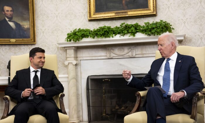 Ukrainian President Volodymyr Zelensky (L) meets with U.S. President Joe Biden in the Oval Office at the White House on Sept. 1, 2021. (Doug Mills-Pool/Getty Images)