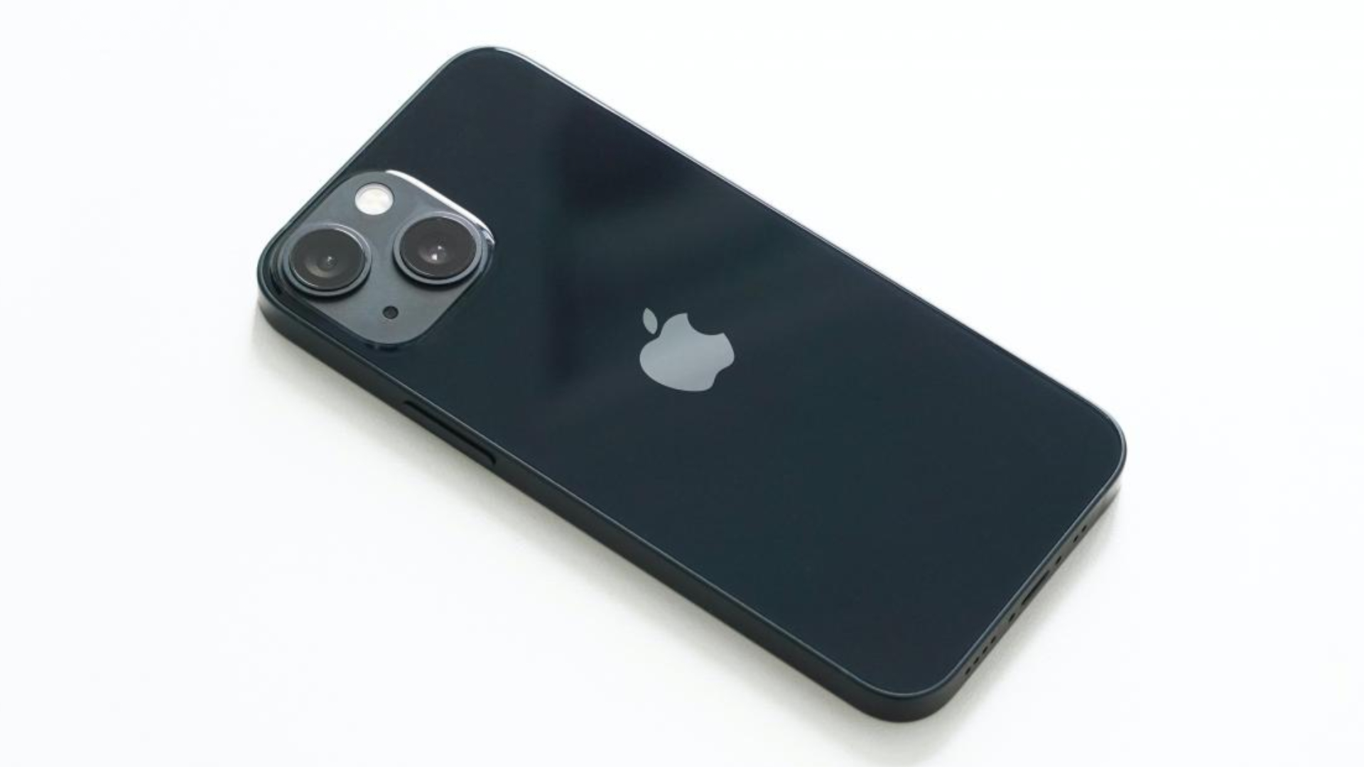 Robust iPhone Demand, Services Will Chart Apple's Course in 2022: Wedbush - Vimarsana News