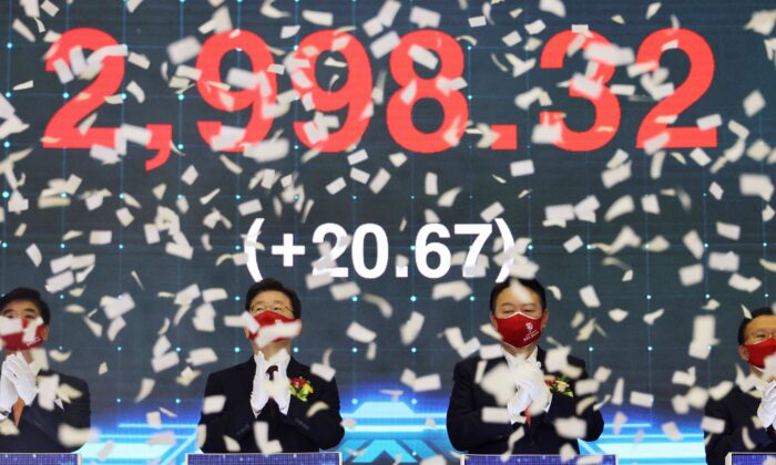 Yoon Suk Yeol (center R), the presidential election candidate of South Korea's main opposition People Power Party (PPP), and Lee Jae-myung  (center L) the presidential election candidate of the ruling Democratic Party, attend a ceremony for the first trading day of stock market at the Korea Exchange (KRX) in Seoul, South Korea, on Jan. 3, 2022. (Kim Hong-ji/Pool Photo via AP)