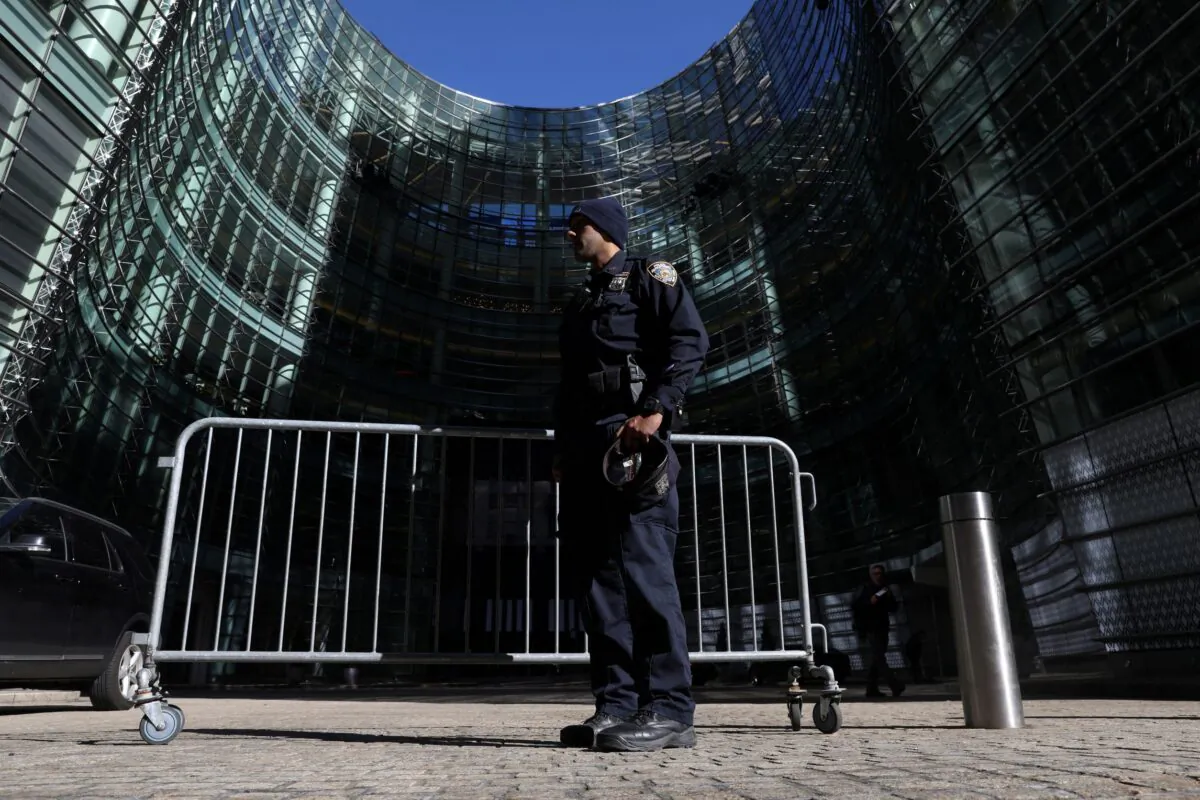 A New York Police Officer stands outside of Bloomberg headquarters in New York, New York, on Oct. 25, 2018. (Mike Segar/Reuters)