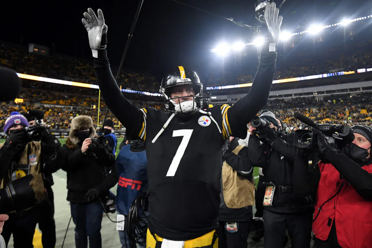 Ben Roethlisberger #7 of the Pittsburgh Steelers waves to the crowd after his final game at Heinz Field where he defeated the Cleveland Browns 26-14 in Pittsburgh, on Jan. 3, 2022. (Justin Berl/Getty Images)