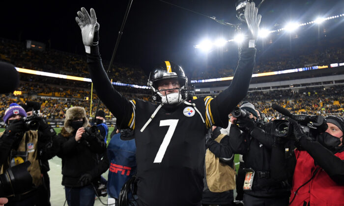 Ben Roethlisberger #7 of the Pittsburgh Steelers waves to the crowd after his final game at Heinz Field where he defeated the Cleveland Browns 26-14 in Pittsburgh, on Jan. 3, 2022. (Justin Berl/Getty Images)