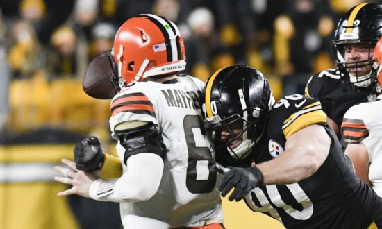 Battered Mayfield, Listless Browns Lose to Steelers, 26–14