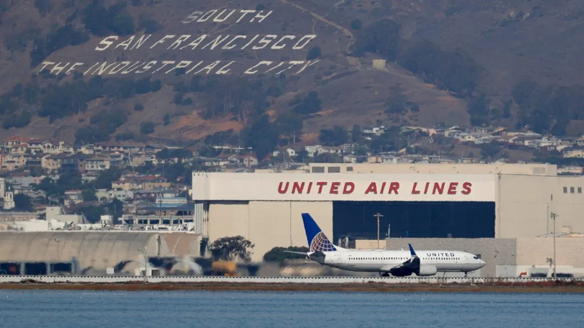 A United Airlines plane taxis on the runway at San Francisco International Airport in San Francisco, on Oct. 19, 2021. (Justin Sullivan/Getty Images)