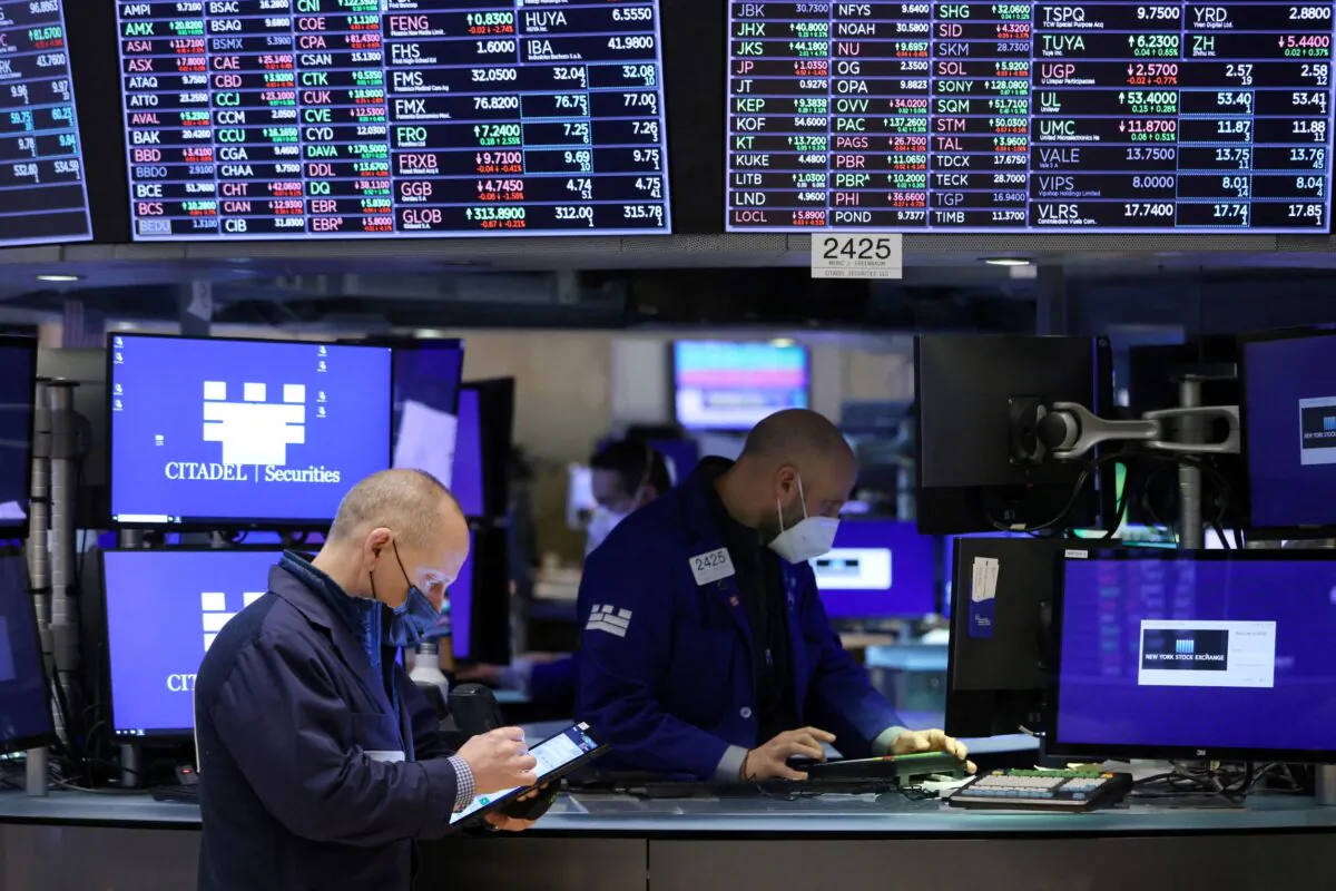 Traders work on the trading floor at the New York Stock Exchange (NYSE) in Manhattan, New York, on Dec. 28, 2021. (Andrew Kelly/Reuters)