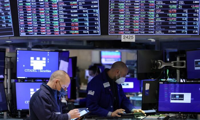 Traders work on the trading floor at the New York Stock Exchange (NYSE) in Manhattan, New York, on Dec. 28, 2021. (Andrew Kelly/Reuters)