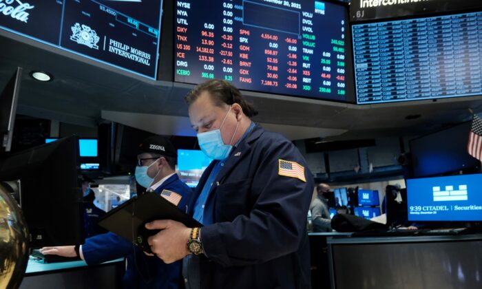 A trader works on the floor of the New York Stock Exchange (NYSE) at the start of trading on Monday following Friday’s steep decline in global stocks over fears of the new omicron COVID variant on Dec. 20, 2021 in New York City. (Spencer Platt/Getty Images)
