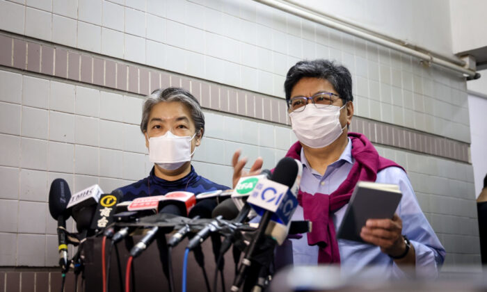 Chris Yeung, chief (R) writer at Citizen News and former president of the Hong Kong Journalists Association and Citizen News Chief Editor Daisy Li (L) announce Citizen News will cease operations in Hong Kong, on Jan. 3, 2022. (J. K./The Epoch Times)