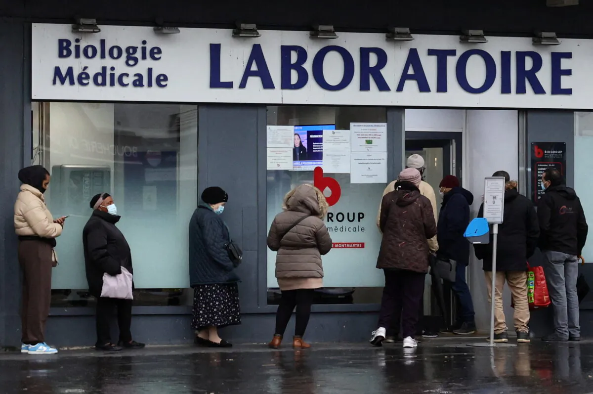 People queue for COVID-19 tests in front of a laboratory in Paris amid the spread of the coronavirus disease (COVID-19) pandemic in France, on Jan. 4, 2022. (Sarah Meyssonnier/Reuters)