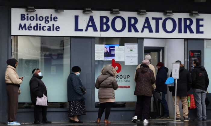 People queue for COVID-19 tests in front of a laboratory in Paris amid the spread of the coronavirus disease (COVID-19) pandemic in France, on Jan. 4, 2022. (Sarah Meyssonnier/Reuters)