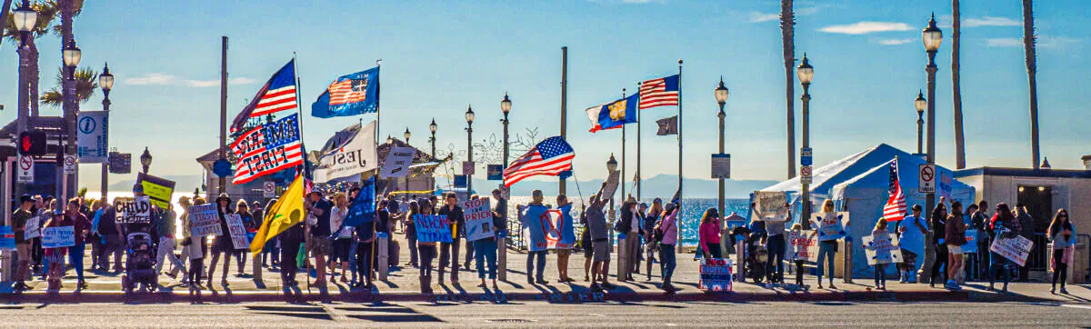 A few hundred concerned parents, children, and friends against vaccine mandates rallied in Huntington Beach, Calif., on Jan. 3, 2022. (Courtesy of Lawrence Sherwin)