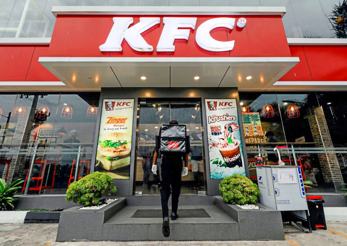 A delivery staff member wearing a protective mask enters a KFC fast food outlet after a delivery, amid concerns about the spread of the coronavirus disease (COVID-19), in Colombo, Sri Lanka on July 9, 2020. (Dinuka Liyanawatt/Reuters)