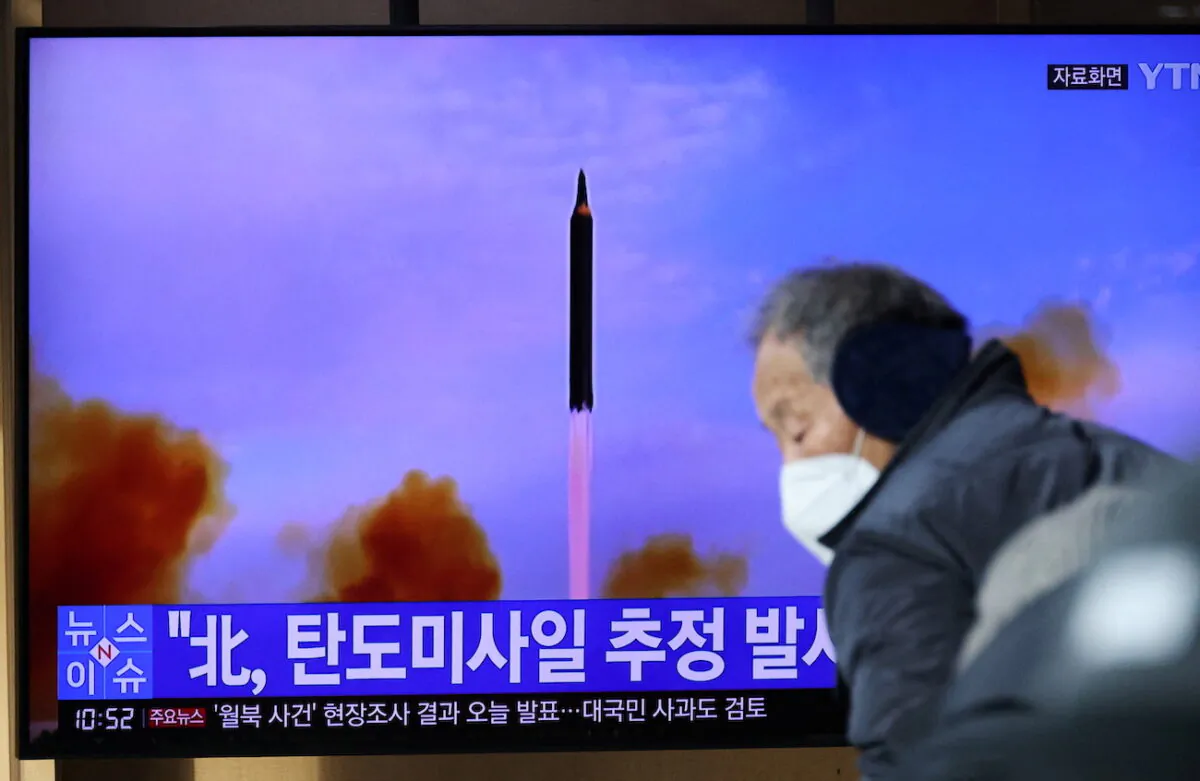 People watch a TV broadcasting file footage of a news report on North Korea firing a ballistic missile off its east coast, in Seoul, South Korea, on Jan. 5, 2022. (Kim Hong-Ji/Reuters)