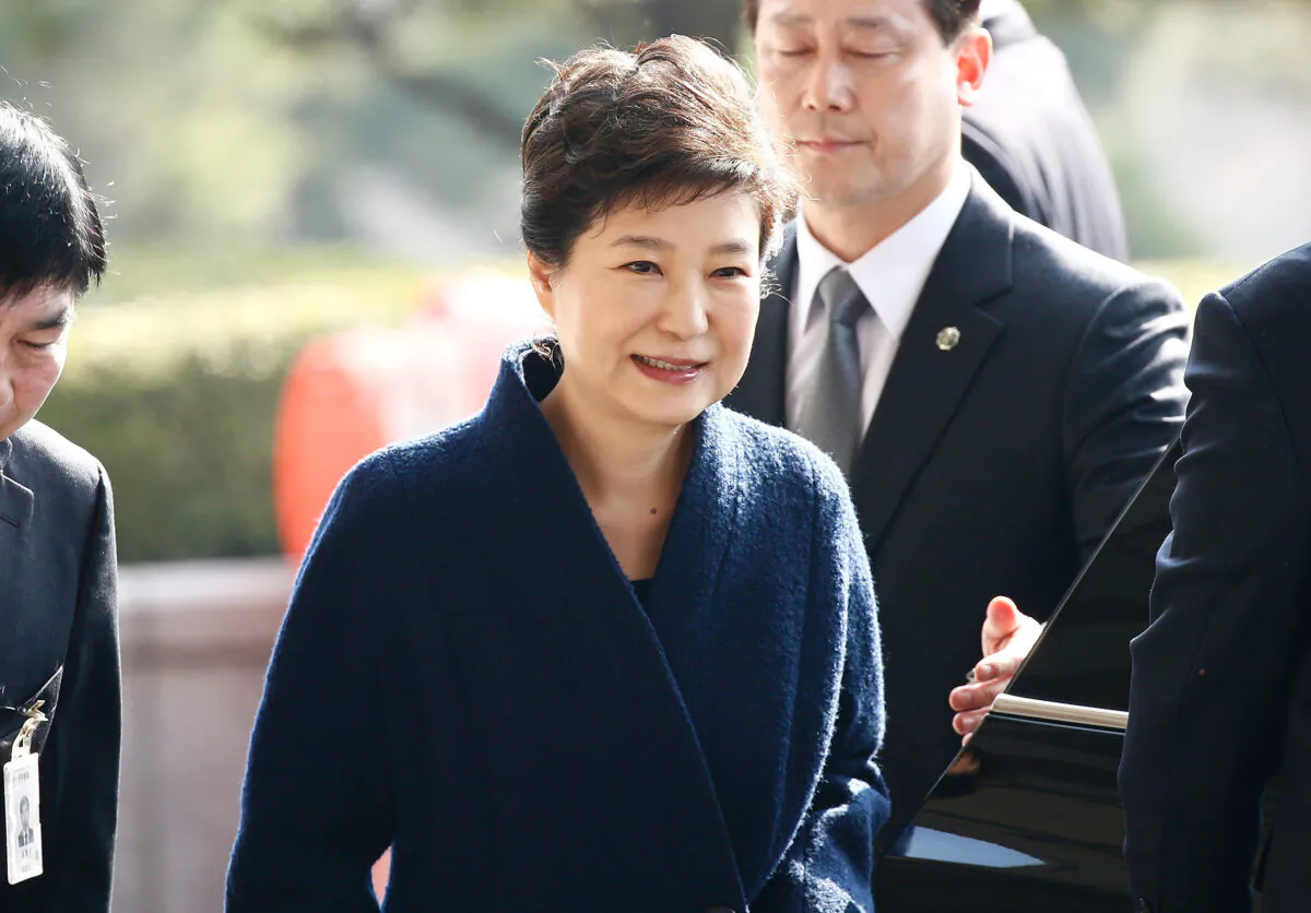 Former President Park Geun-hye arrives at the entrance of the Seoul Central District Prosecutors' Office to undergo prosecution questioning in Seoul, South Korea, on March 21, 2017. (Jeon Heon-Kyun-Pool/Getty Images)