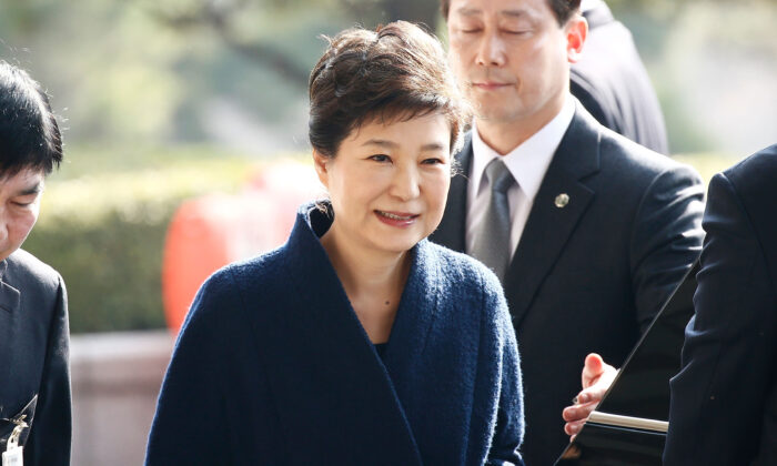 Former President Park Geun-hye arrives at the entrance of the Seoul Central District Prosecutors' Office to undergo prosecution questioning in Seoul, South Korea, on March 21, 2017. (Jeon Heon-Kyun-Pool/Getty Images)