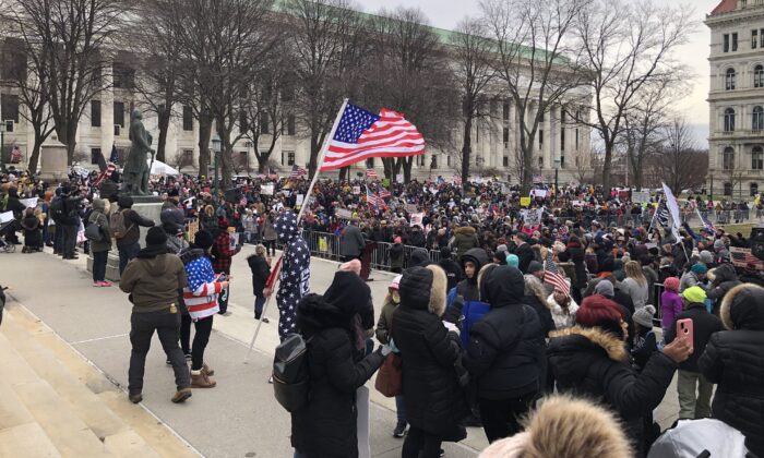 New York-i tüntetõk gyülekeznek Albanyban az oltási törvényjavaslatok ellen: Polgári engedetlenségre van szükség ebben az országban