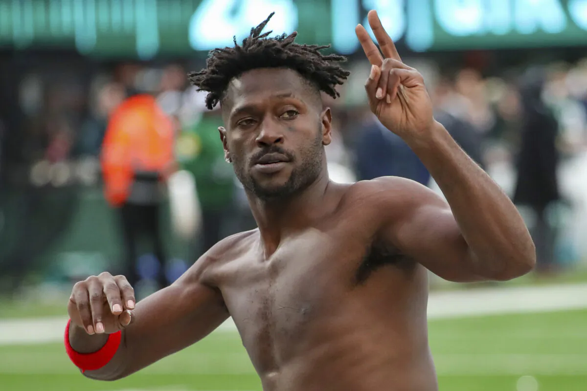 Tampa Bay Buccaneers wide receiver Antonio Brown (81) gestures to the crowd as he leaves the field while his team's offense is on the field against the New York Jets during the third quarter of an NFL football game in East Rutherford, N.J on Jan. 2, 2022. (Andrew Mills/NJ Advance Media via AP)