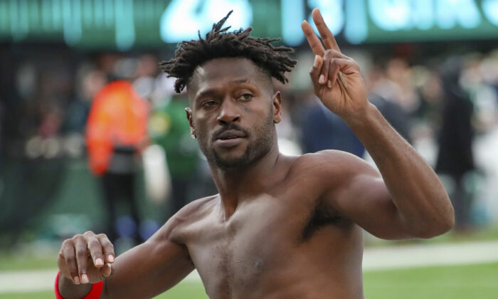 Tampa Bay Buccaneers wide receiver Antonio Brown (81) gestures to the crowd as he leaves the field while his team's offense is on the field against the New York Jets during the third quarter of an NFL football game in East Rutherford, N.J on Jan. 2, 2022.   (Andrew Mills/NJ Advance Media via AP)
