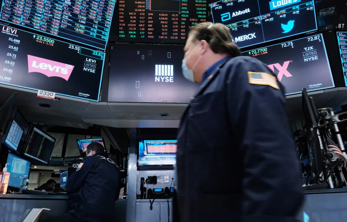 A trader works on the floor of the New York Stock Exchange (NYSE) in New York on Dec. 20, 2021. (Spencer Platt/Getty Images)