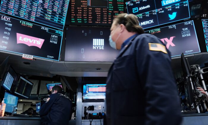 A trader works on the floor of the New York Stock Exchange (NYSE) in New York on Dec. 20, 2021. (Spencer Platt/Getty Images)