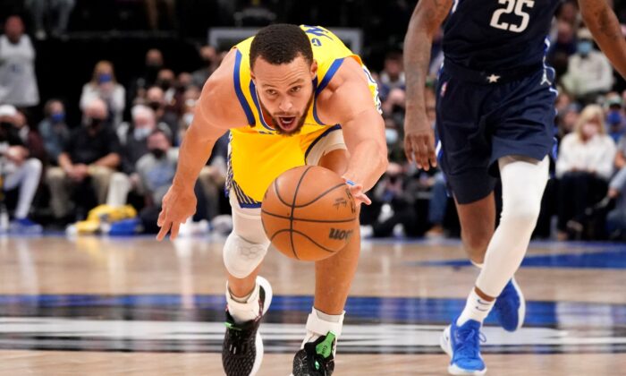 Golden State Warriors guard Stephen Curry (30) works to keep control of the the ball during the second half of an NBA basketball game against the Dallas Mavericks in Dallas, on Jan. 5, 2022. (LM Otero/AP Photo)