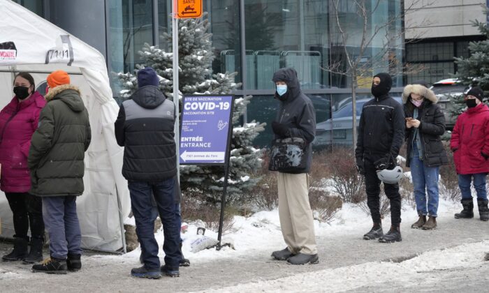 People lineup at a COVID-19 vaccination site in Montreal on Jan. 4, 2022. (The Canadian Press/Ryan Remiorz)