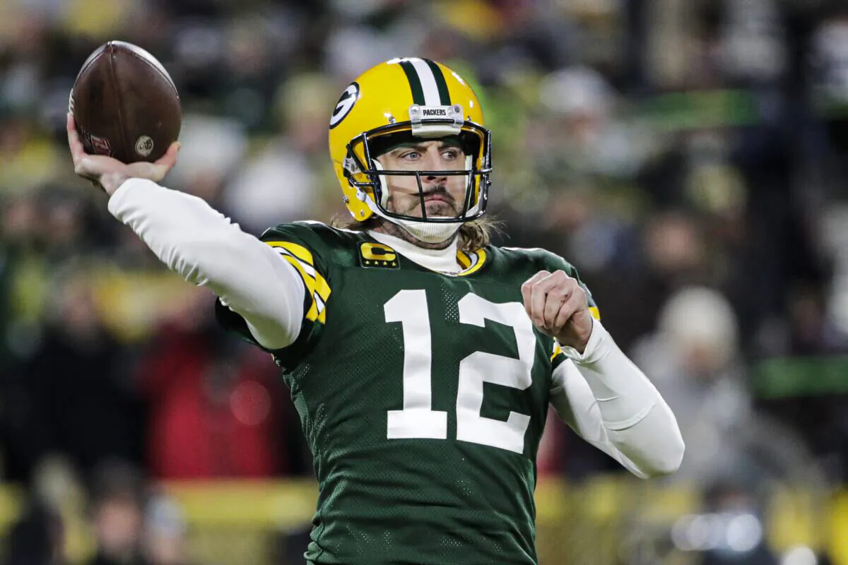 Green Bay Packers' Aaron Rodgers throws during the first half of an NFL football game against the Minnesota Vikings in Green Bay, Wis., on Jan. 2, 2022, (Aaron Gash/AP Photo)